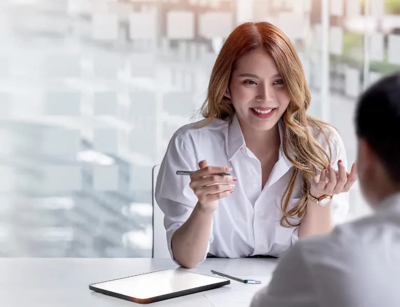 Femme qui négocie son salaire