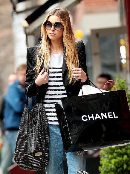 Street Style fashion girl chanel shopping bag