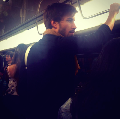 beau gosse dans le metro de paris 