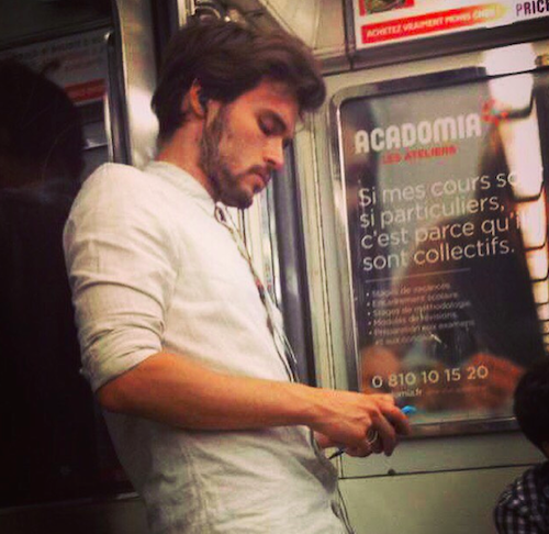 beau gosse dans le metro parisien 