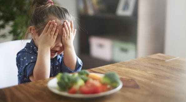 fille qui déteste les légumes 